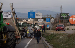 ep varios tractores cortan la carretera c 17 sentido sur a la altura de parets del valls a 6 de