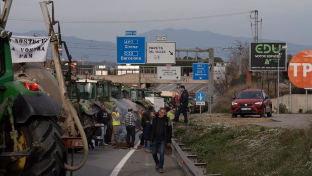 ep varios tractores cortan la carretera c 17 sentido sur a la altura de parets del valls a 6 de