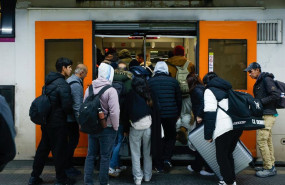 ep viajeros cogen un tren en la estacion de sants a 26 de enero de 2026 en barcelona catalunya