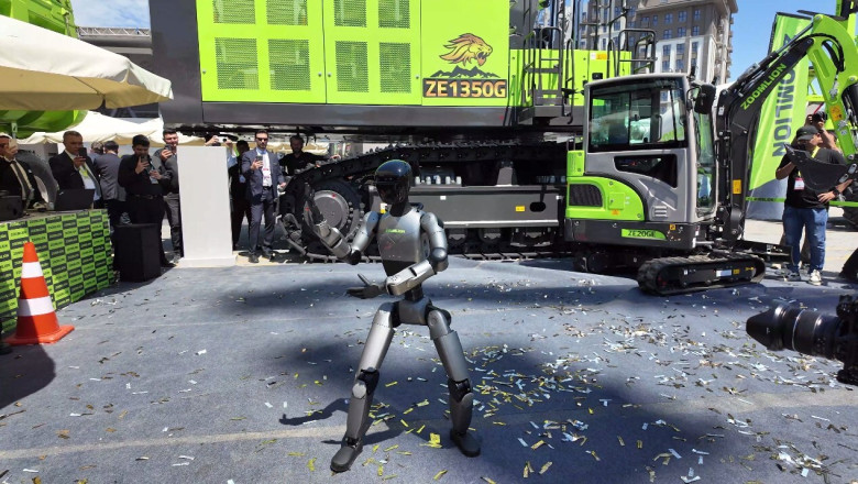 El robot humanoide Z01 de Zoomlion ejecutó una rutina de Tai Chi, lo que atrajo a grandes multitudes y generó una amplia participación de los visitantes en KOMATEK 2026 en Estambul. (PRNewsfoto/Zoomlion) image1 20260611165013