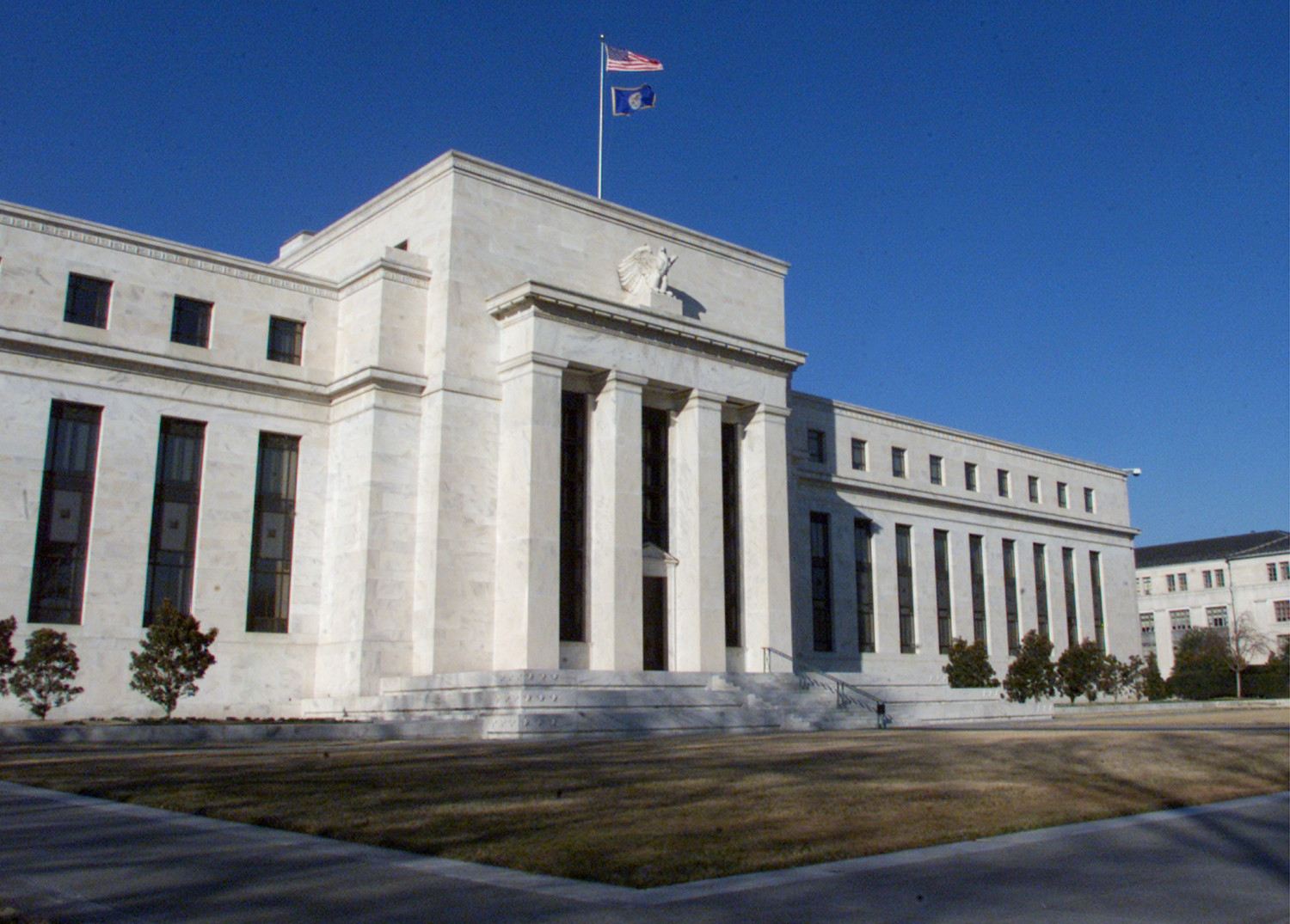 Las actas de la Fed señalan que casi todos los miembros esperan recortes este año