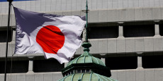 le drapeau national japonais flotte sur le batiment de la banque du japon a tokyo le drapeau national japonais flotte sur le batiment de la banque du japon a tokyo
