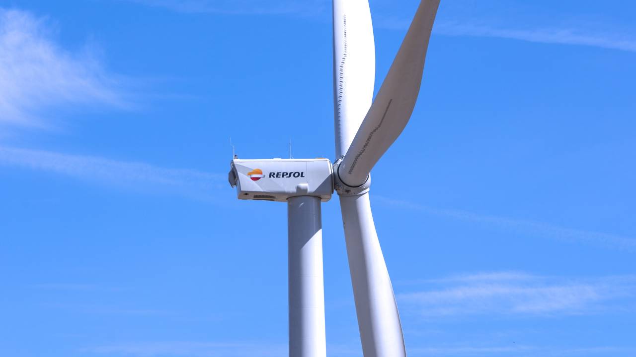 Repsol firma un acuerdo de venta de energía renovable a largo plazo con Microsoft