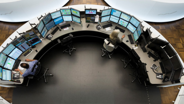 Deutsche Bank trading oit | Deutsche Bank trading pit dl finance deutsche bank1 trader stocks shares