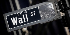 un panneau indiquant wall street est visible a new york 