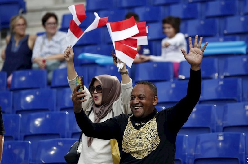 ep aficionados indonesios en el rcd stadium