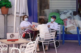 ep ancianos con mascarilla conversan sentados en la terraza de un bar a 27 de julio de 2021 en