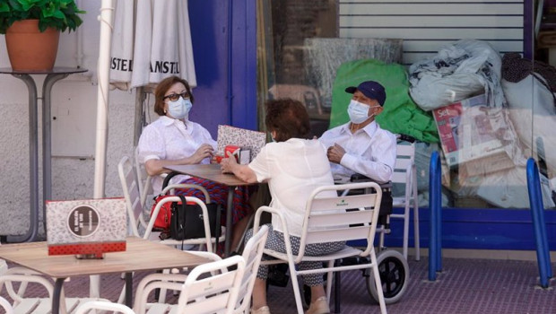 ep ancianos con mascarilla conversan sentados en la terraza de un bar a 27 de julio de 2021 en