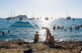 ep archivo   banistas disfrutan en la cala conta a 9 de agosto de 2022 en ibiza baleares espana