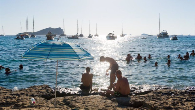 ep archivo   banistas disfrutan en la cala conta a 9 de agosto de 2022 en ibiza baleares espana