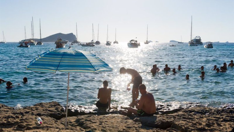 ep archivo banistas disfrutan en la cala conta a 9 de agosto de 2022 en ibiza baleares espana ep archivo banistas disfrutan en la cala conta a 9 de agosto de 2022 en ibiza baleares espana