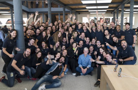 ep archivo   ceo de apple tim cook visita la tienda de apple puerta del sol en madrid