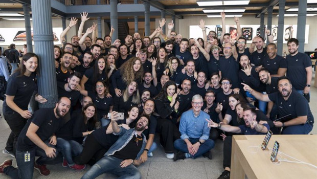 ep archivo   ceo de apple tim cook visita la tienda de apple puerta del sol en madrid