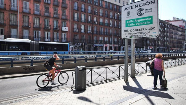 ep archivo   distintivo de madrid central para el trafico restringido en las calles argumosa y