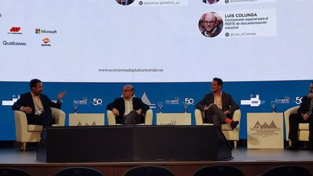 ep archivo   mesa en el encuentro de ametic en la que participa luis colunga en el centro de la