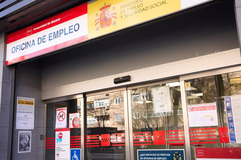 El paro cae en 16.036 personas en noviembre y baja de los 2,6 millones de desempleados