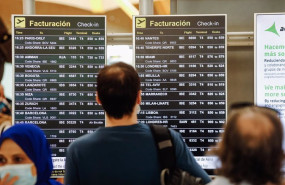 ep archivo   pasajeros observan las pantallas con los vuelos de la terminal 4 del aeropuerto adolfo