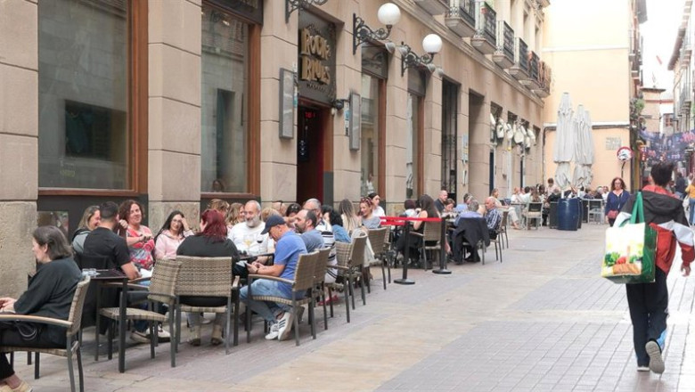 ep archivo terrazas llenas de gente en zaragoza ep archivo terrazas llenas de gente en zaragoza
