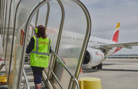 ep archivo   trabajadora del handling de iberia