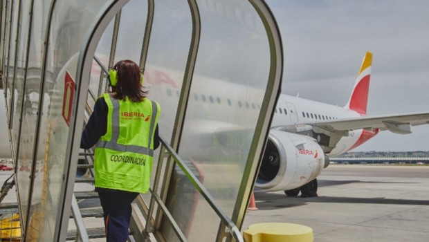 ep archivo   trabajadora del handling de iberia