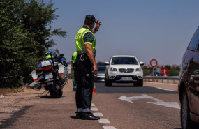 ep archivo   un agente de la guardia civil durante un control en la autovia a 5 en la primera