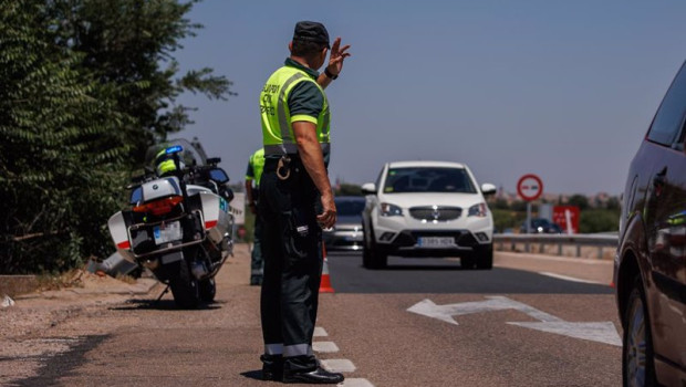 ep archivo   un agente de la guardia civil durante un control en la autovia a 5 en la primera