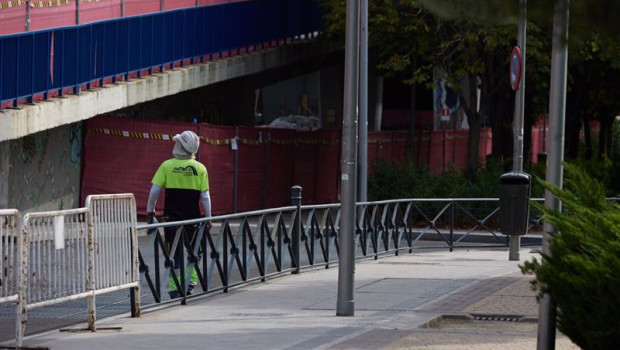 ep archivo   un albanil pasa por una obra a 10 de agosto de 2022 en madrid espana