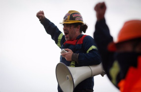 ep archivo   un hombre durante una protesta de trabajadores de alcoa a 23 de noviembre de 2024 en