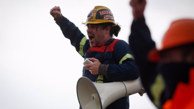 ep archivo   un hombre durante una protesta de trabajadores de alcoa a 23 de noviembre de 2024 en