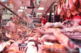 ep archivo un hombre en una carniceria ep archivo un hombre en una carniceria
