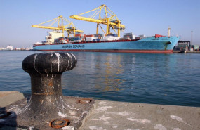 ep archivo - un portacontenedores de la compania de transporte maritimo maersk en el puerto de