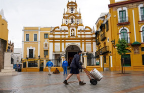 ep archivo   un repartidor de barriles de cervezas pasa por la plaza de la macarena en foto de