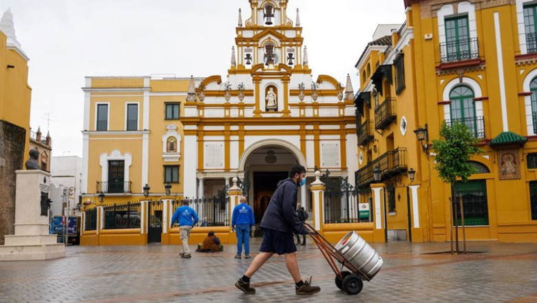 ep archivo   un repartidor de barriles de cervezas pasa por la plaza de la macarena en foto de