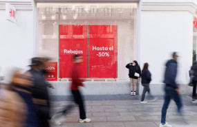 ep archivo   varias personas caminan frente a una tienda de hm a 3 de enero de 2023 en madrid espana