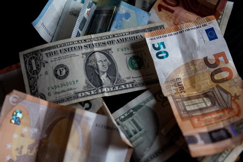 La fatiga de titulares mantiene al euro y al dólar en compás de espera