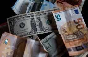 ep archivo   varios billetes de euros y dolares