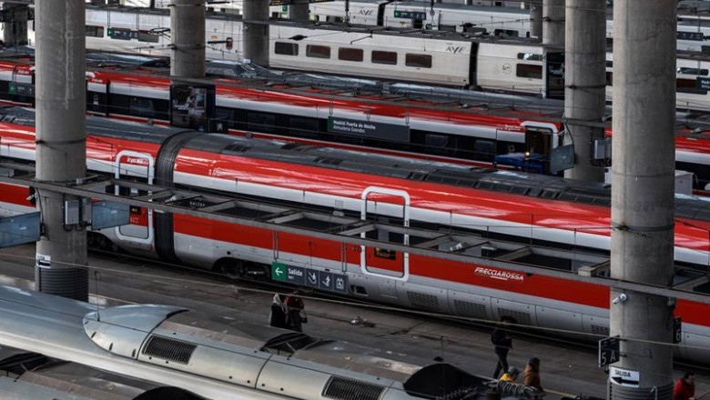 ep archivo   viajeros cogen su tren en la estacion de madrid puerta de atocha almudena grandes