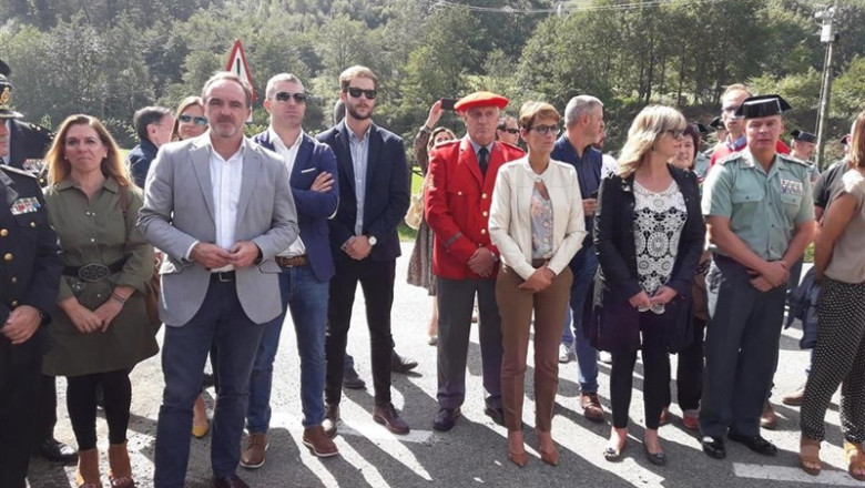 Autoridades en el homenaje en Leitza al cabo de la Guardia Civil Juan Carlos Beiro, asesinado por ETA hace 17 años. | EUROPA PRESS ep autoridades en el homenaje en leitza al cabo de la guardia civil juan carlos beiro asesinado por