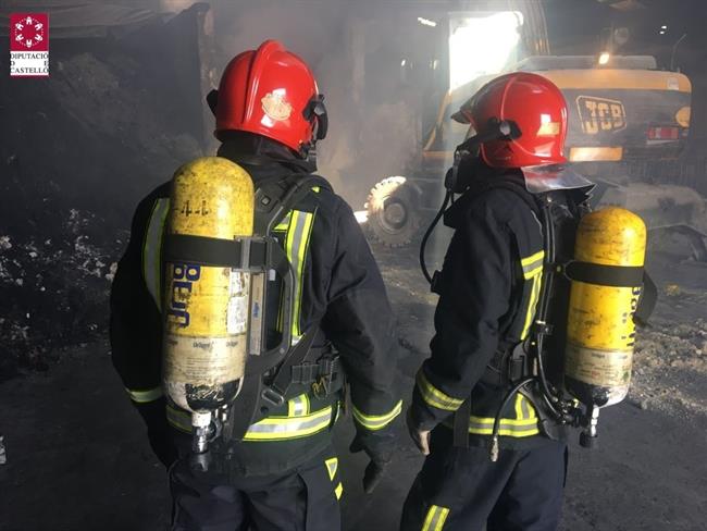 Bomberos trabajan en una empresa en la que ha habido una reacción química | CONSORCIO DE BOMBEROS DE CASTELLÓN ep bomberosenempresalaha habidoreaccion quimica