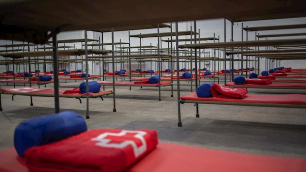 ep camas equipadas en el pabellon de la fira de barcelona habilitado para acoger a personas sin