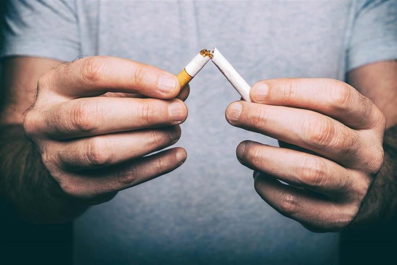 Sanidad reforma la ley del tabaco subiéndolo de precio y dejando sin humo las terrazas