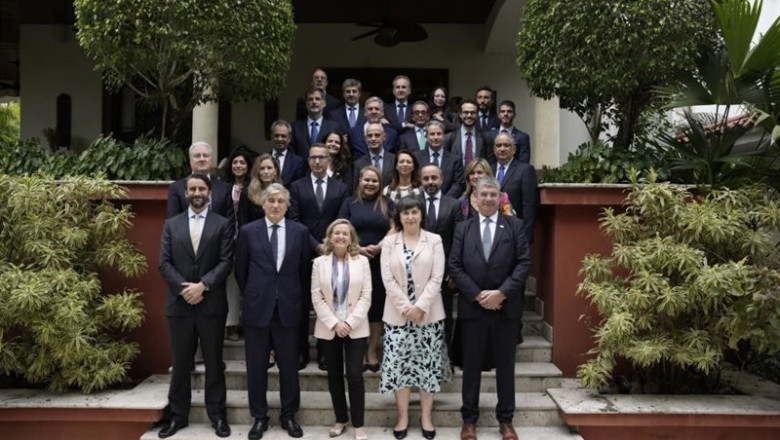 BEI ep el bei y naturgy firman un prestamo de 258 millones de euros para modernizar redes electricas de