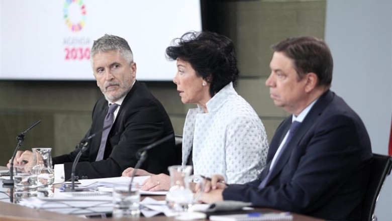 El ministro del Interior en funciones, Fernando Grande-Marlaska; la ministra Portavoz, y de Educación y Formación Profesional en funciones, Isabel Celaá; y el ministro de Agricultura, Pesca y Alimentación en funciones, Luis Planas, comparecen en rueda de | Eduardo Parra - Europa Press ep el ministro del interior en funciones fernando grande-marlaska la ministra portavoz y de