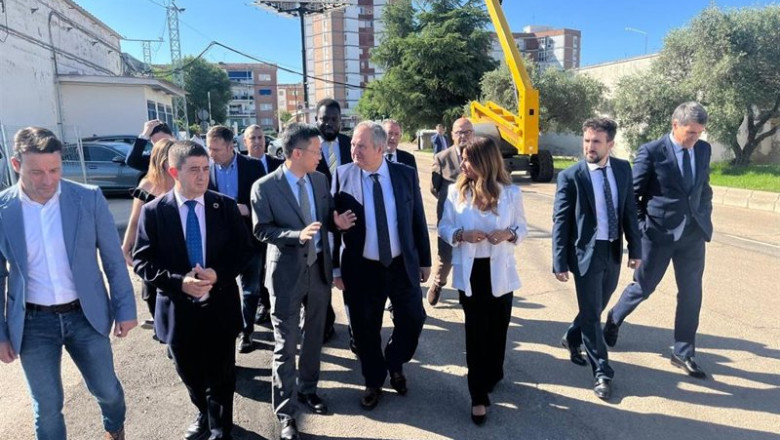 ep el ministro jordi hereu c en la visita a las instalaciones de la futura sede desay sv en linares