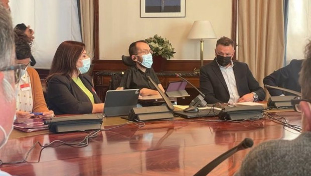 ep el portavoz de unidas podemos pablo echenique en el centro en una reunion mantenida por este