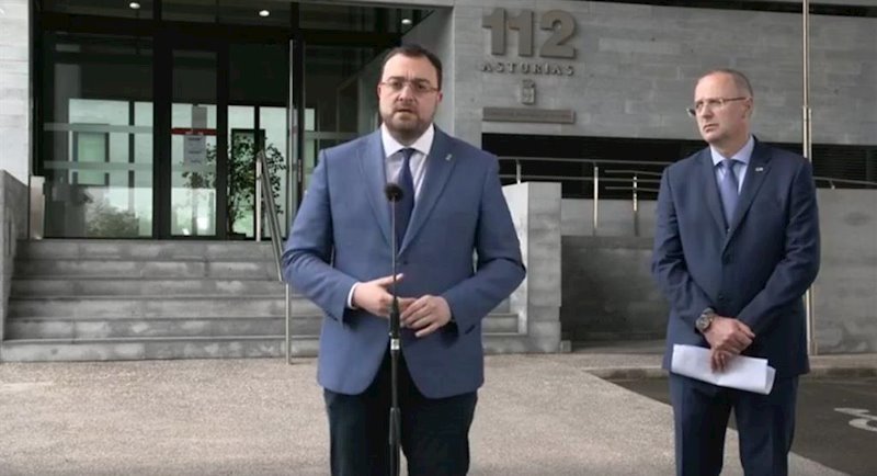 El presidente del Principado, Adrián Barbón y el gerente del Sepa, Óscar Rodríguez, en la sede del 112 Asturias en La Morgal. | EUROPA PRESS ep el presidente del principado adrian barbon y el gerente del sepa oscar rodriguez en la sede del