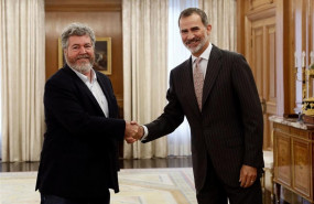 ep el rey felipe vi saluda al diputado de equo juan lopez de uralde en el palacio de la zarzuela