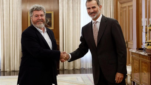 ep el rey felipe vi saluda al diputado de equo juan lopez de uralde en el palacio de la zarzuela