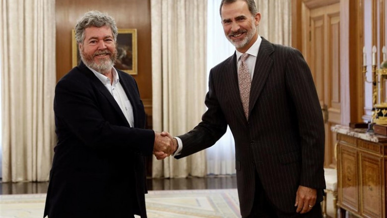 El rey Felipe VI saluda al diputado de Equo Juan López de Uralde, en el palacio de la Zarzuela, dentro de la ronda de consultas con los partidos del Parlamento | Pool ep el rey felipe vi saluda al diputado de equo juan lopez de uralde en el palacio de la zarzuela