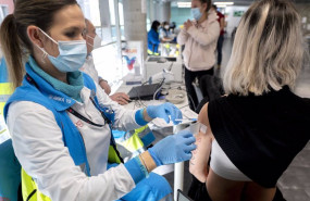 ep enfermera vacuna a una mujer en el wizink